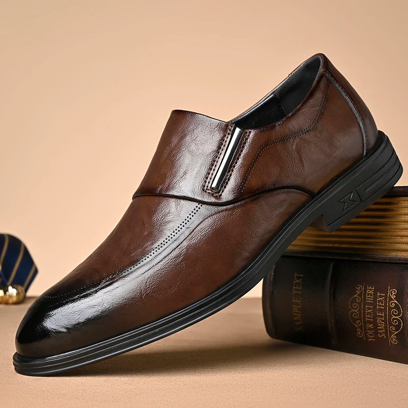 Sapato Masculino Slip-On em Couro com Bico Fino
