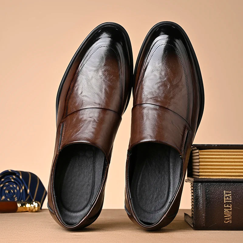 Sapato Masculino Slip-On em Couro com Bico Fino
